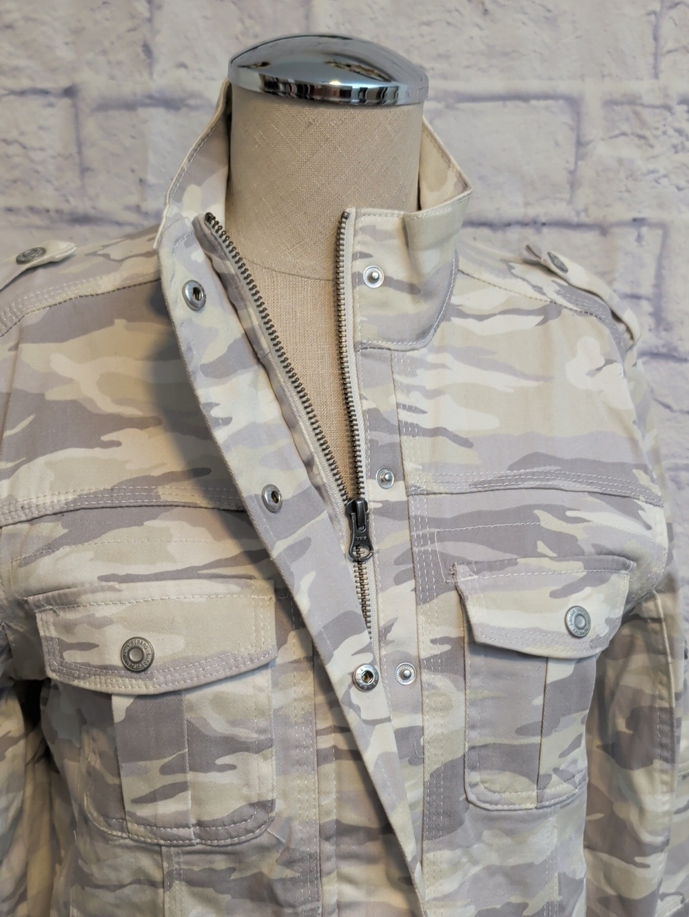 NWT Kensie Jeans White & Gray Camo Utility Jacket - Size Medium